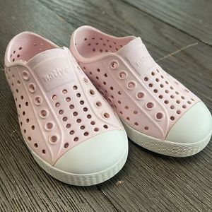 Native toddler shoes. Great condition. Pink.